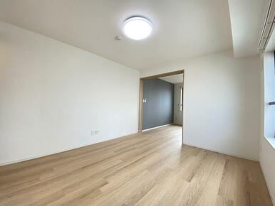 ダイニングテーブルを置いたり自由にレイアウトできます☆