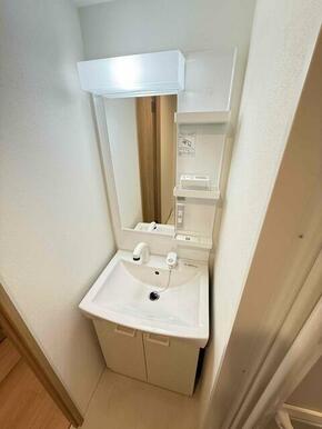 朝の忙しい時間帯にとても便利な独立洗面台！