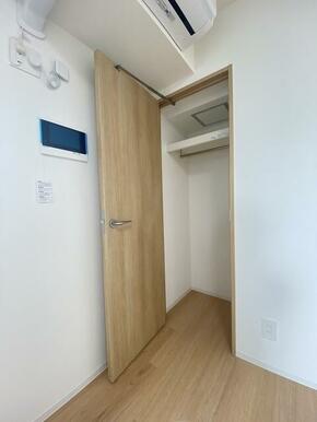 ロングコート・ワンピースがかけられる縦長収納です！