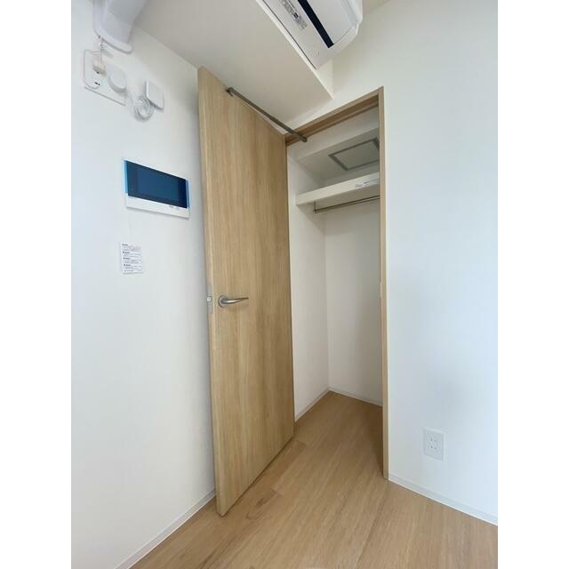 ロングコート・ワンピースがかけられる縦長収納です！