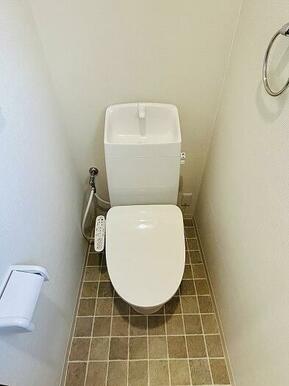 「2階トイレ」ウォシュレット付きトイレに新品交換済みです。