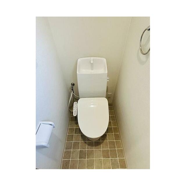 「2階トイレ」ウォシュレット付きトイレに新品交換済みです。
