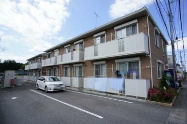 建物前駐車場のため、日当たり良好／各戸駐車場２台付です。