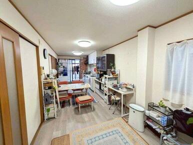 こちらの居間で趣味の時間をお楽しみください