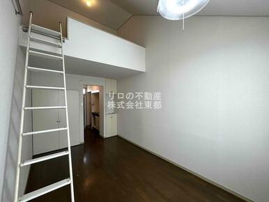 天井高の開放感が気持ちいいロフト付きのお部屋です☆