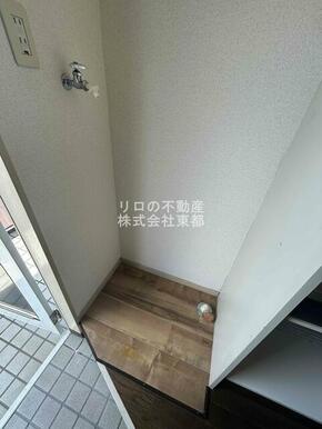 洗濯機置き場は室内にあるので雨に濡れる心配はありません。