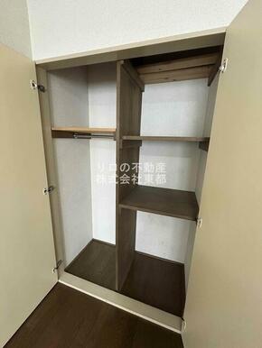 奥行のある収納付です！増えがちな荷物をもスッキリ収納できます☆