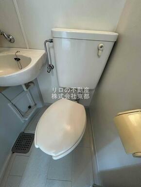白基調で清潔感のあるトイレです♪