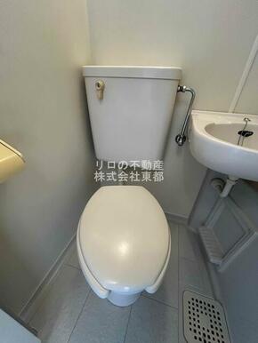 白基調で清潔感のあるトイレです♪