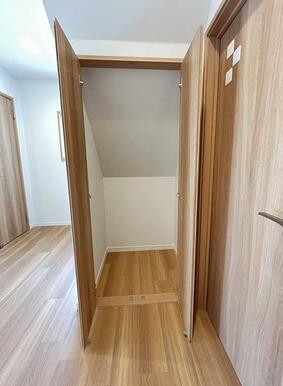 「廊下収納」便利な廊下収納付きです。よく使うお掃除道具も楽々収納可能です。