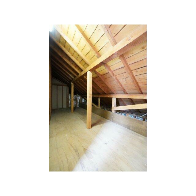 屋根裏の収納があります