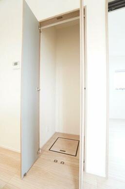 リビング収納。掃除道具などを収納するのに便利です♪スッキリとしたリビングを維持できます。
