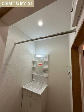 衣類の干せるポール付き