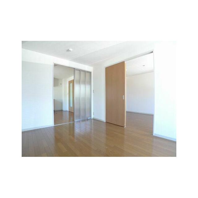 半透明の建具を採用して光を取り込みます★