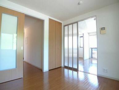 半透明の建具を採用して光を取り込みます★