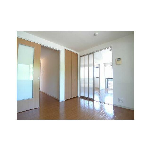 半透明の建具を採用して光を取り込みます★