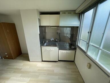 お部屋には専用キッチンあり。調理スペースも広々しているのでお料理の幅が広がります。