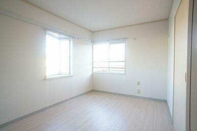 【洋室(1)】２面採光の５．５帖南向きの洋室です。こちらのお部屋は寝室にいかがでしょうか？壁面には…