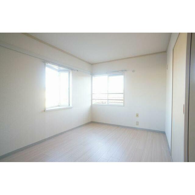 【洋室(1)】２面採光の５．５帖南向きの洋室です。こちらのお部屋は寝室にいかがでしょうか？壁面には…