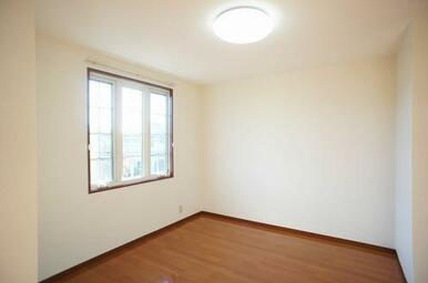 【洋室】大きな窓が付いていて明るい空間です。寝室や子供部屋など様々な用途にどうぞご利用ください。Ｌ…