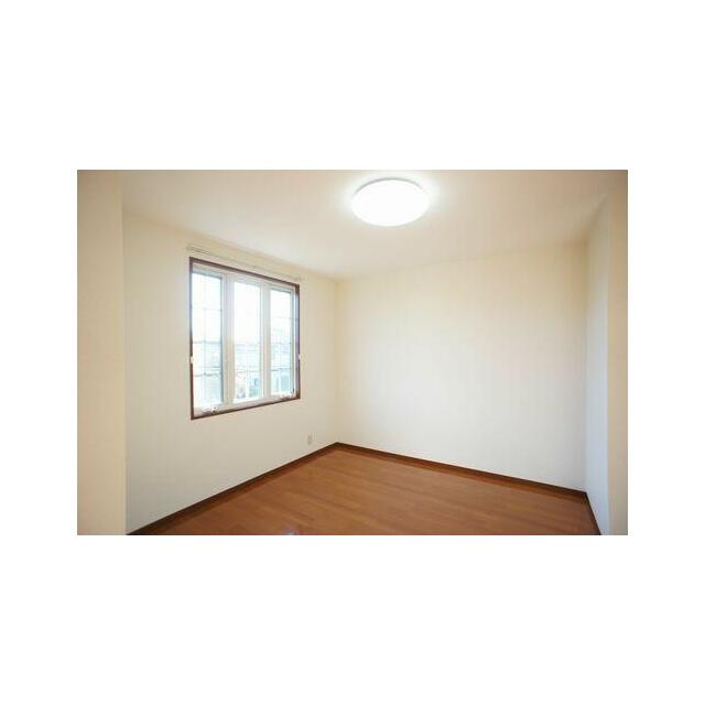 【洋室】大きな窓が付いていて明るい空間です。寝室や子供部屋など様々な用途にどうぞご利用ください。Ｌ…