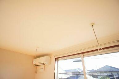 【ホスクリーン】部屋干しに便利な室内物干付きで雨の日や外出時も安心して洗濯物が干せます◎