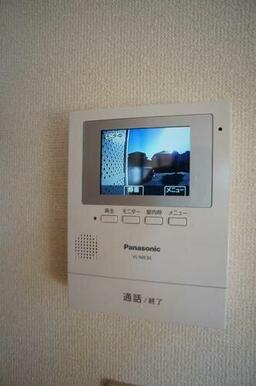 【モニター付インターホン】お部屋にいながら玄関の様子がわかるモニター付き。自動録画機能付きで、不在…