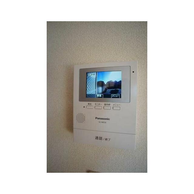 【モニター付インターホン】お部屋にいながら玄関の様子がわかるモニター付き。自動録画機能付きで、不在…