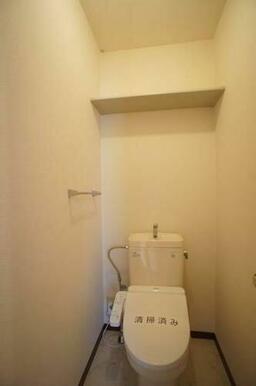 【トイレ】今や必須アイテムの洗浄機能付暖房便座です！上部には空間を利用しトイレットペーパー等をスト…