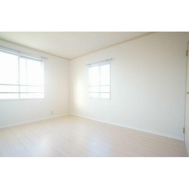 【洋室(2)】北側の５．５帖洋室です。こちらも２面採光のお部屋です。子どものお部屋やリモートワーク…