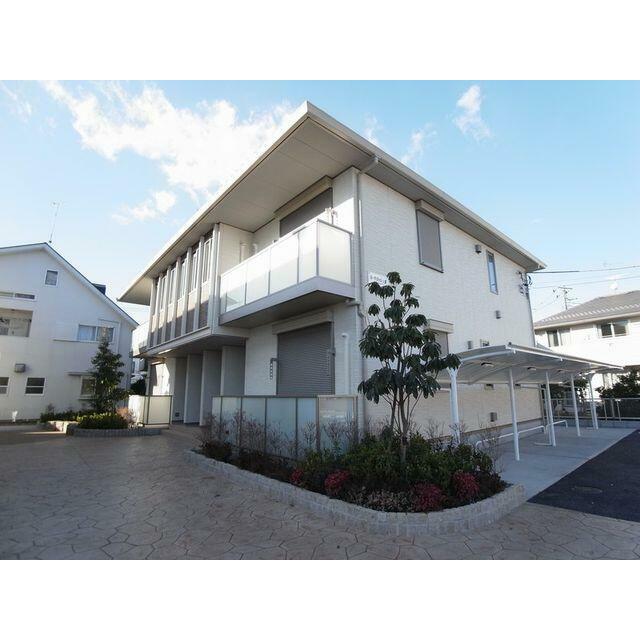 建物外観。南向きの全世帯角部屋・２ＬＤＫの間取りです。