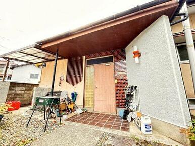 落ち着いた色味の玄関。玄関脇に外水栓もあり、汚れ物やペットの足洗いなどに重宝します。