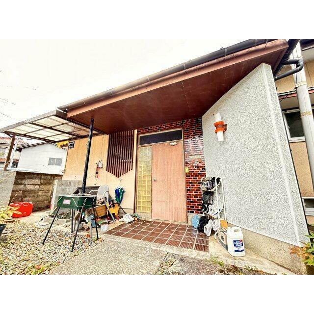 落ち着いた色味の玄関。玄関脇に外水栓もあり、汚れ物やペットの足洗いなどに重宝します。