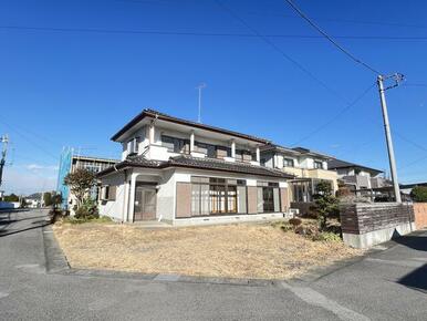 南西角地で陽当たり良好♪前面道路も広々６ｍで車も楽々駐車できます！