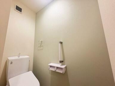 バリアフリーを意識した手すり付きトイレ（2号棟）