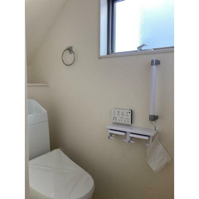 トイレでの転倒リスクを減らしてくれる手すり付き（2号棟）