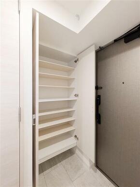 （参考）１２０３号室＜Ｗｈｉｔｅ＞　靴箱　※同一タイプとなります※別カラーのお部屋です