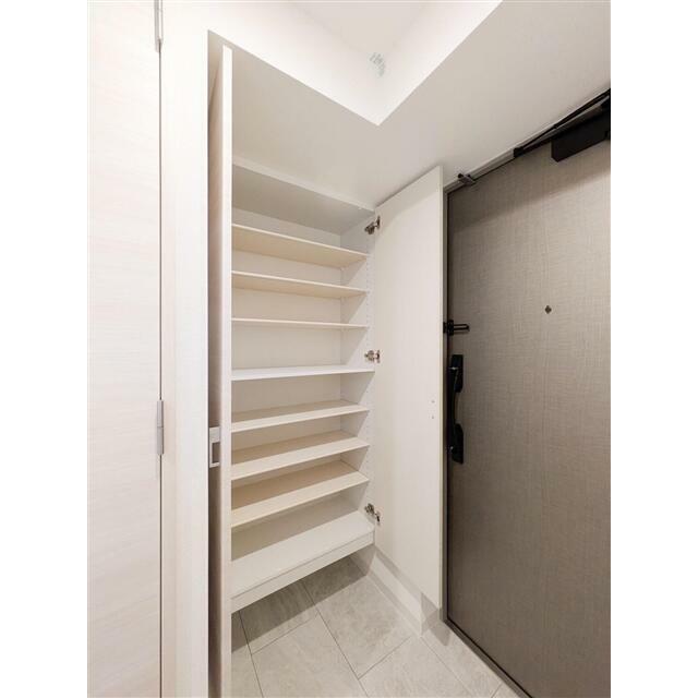 （参考）１２０３号室＜Ｗｈｉｔｅ＞　靴箱　※同一タイプとなります※別カラーのお部屋です
