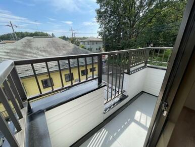 バルコニーは洗濯物や布団が干せる十分な広さです＾＾