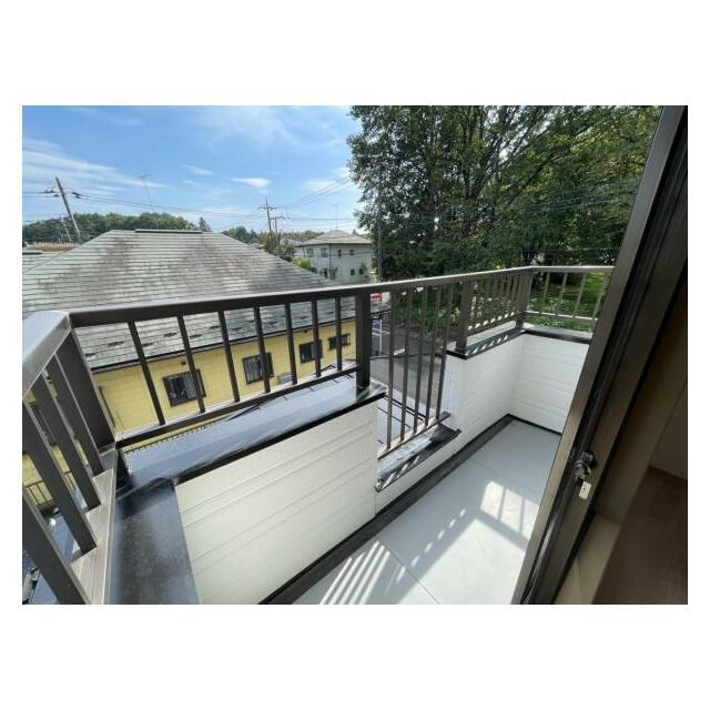 バルコニーは洗濯物や布団が干せる十分な広さです＾＾