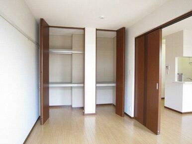 収納は棚付きでございます