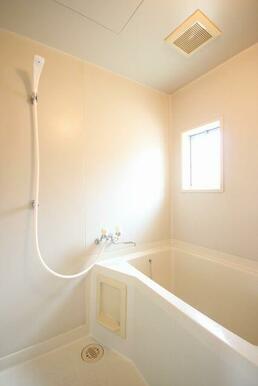 浴室　嬉しい小窓付きの浴室スペース。風呂トイレ別となっております