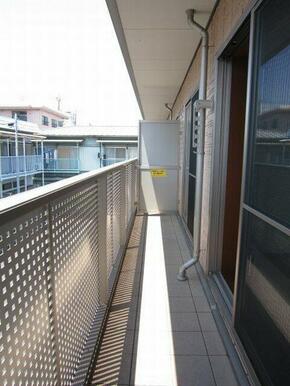 リビングから洋室へ続くバルコニー