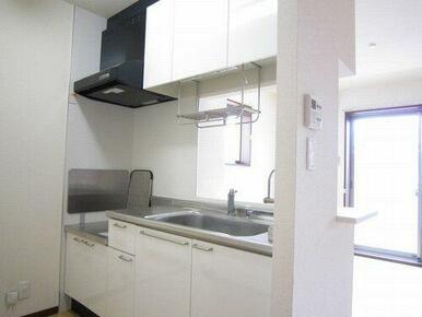 キッチンは上下部に収納がございます