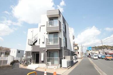 鉄骨造3階建てマンション