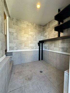 土間なので汚れたままでもOK。自転車も入る広々空間。