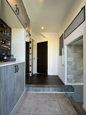 玄関は土間空間と繋がっております。