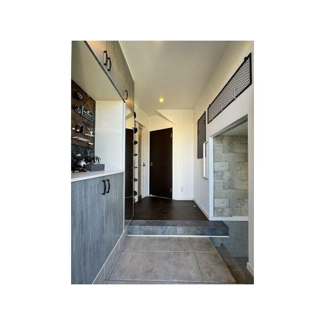 玄関は土間空間と繋がっております。