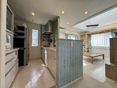 対面で明るく見渡せるキッチンです。