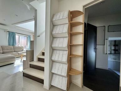 外壁のように、床も場所によって色が異なります。